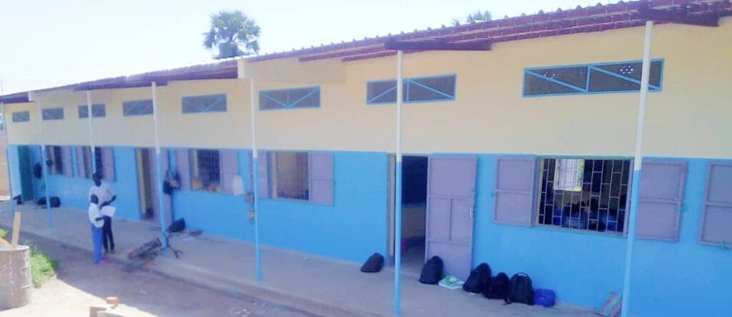 Ladrillos, libros y biblias: tres aulas nuevas para una escuela en Chad